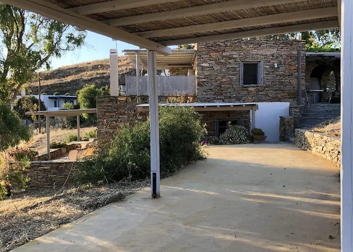 The Traditional Stone Κούνδουρος