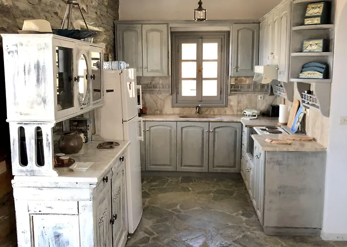 The Traditional Stone Κούνδουρος